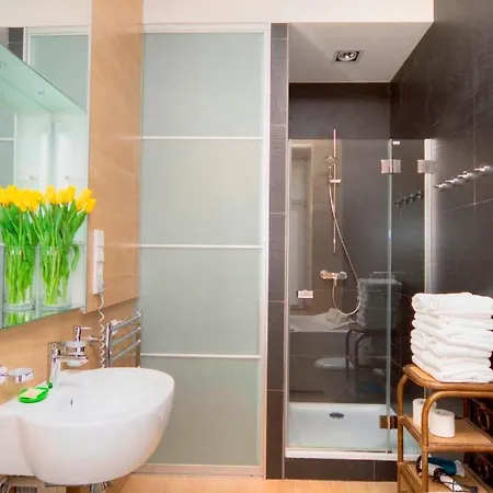 Apartment With At Mykhailivs'kyi In